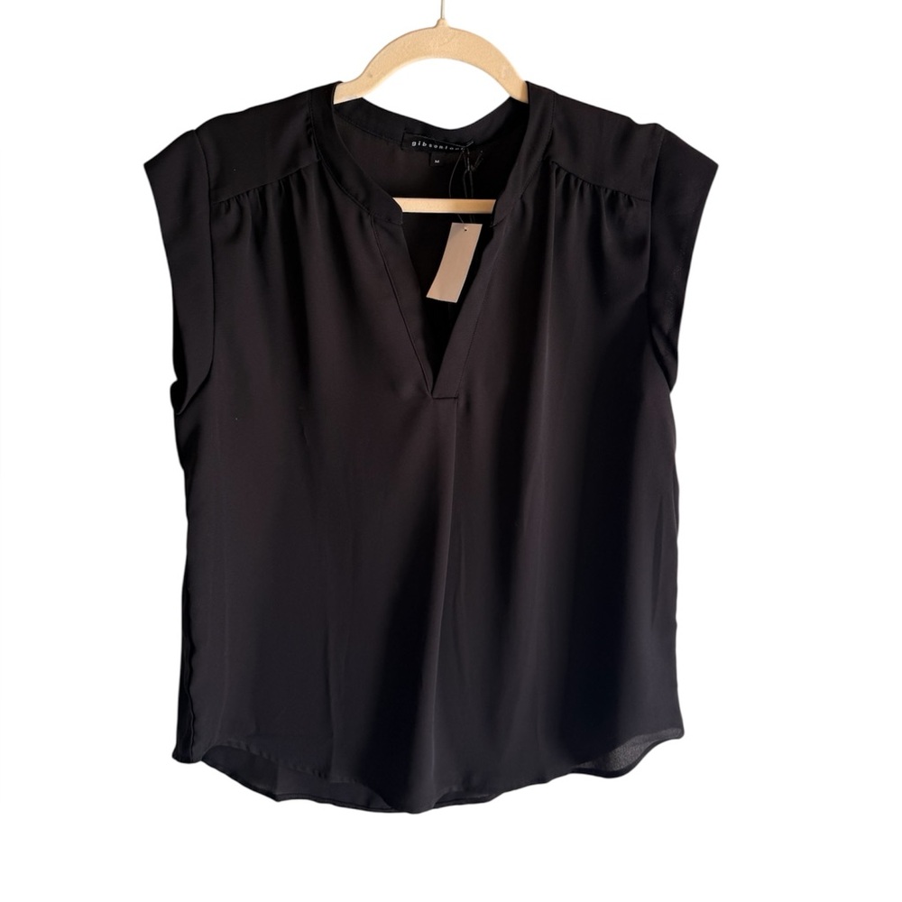 NWT GibsonLook Black Split-Neck Cap Sleeve Top in Size M